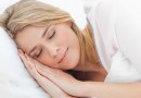 La posición para dormir que podría generarte problemas de salud