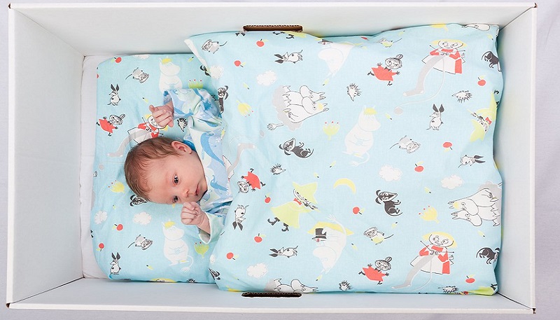 demanda Nominación Universal Por qué los bebés de Finlandia duermen en cajas de cartón - Topic Magazine